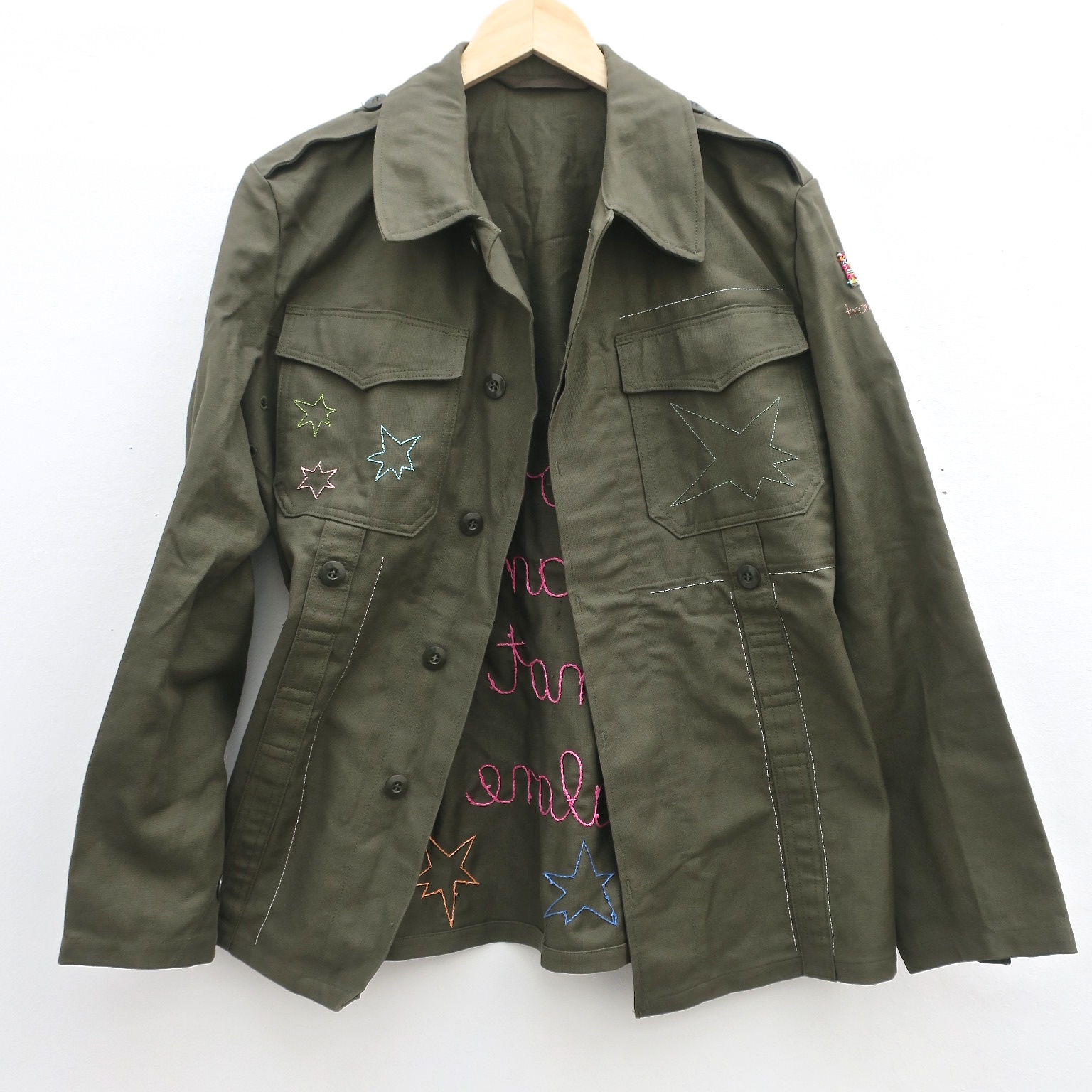 handembroidery youarenotalone kamouflage camo irishsetter trendsetter ethicalfashion slowfashion upcycle preloved ökofashion kaufmuseum heikebruchhausen 
