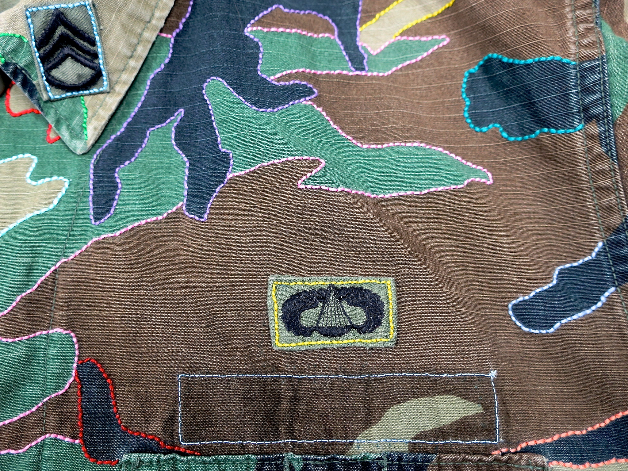 camouflage camp military combat uniform parka hippie boho peacemovement love&peace imagine the opposite slow fashion fluorescent crueltyfreefashion ökofashion eco hand embroidery handgestickt statement ethical kaufmuseum