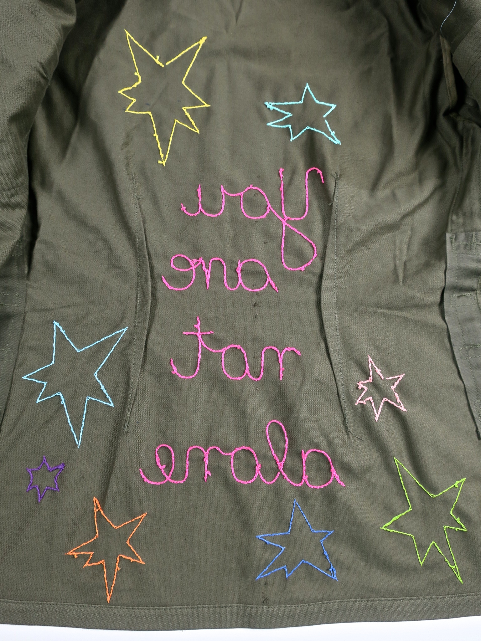 handembroidery youarenotalone kamouflage camo irishsetter trendsetter ethicalfashion slowfashion upcycle preloved ökofashion kaufmuseum heikebruchhausen 