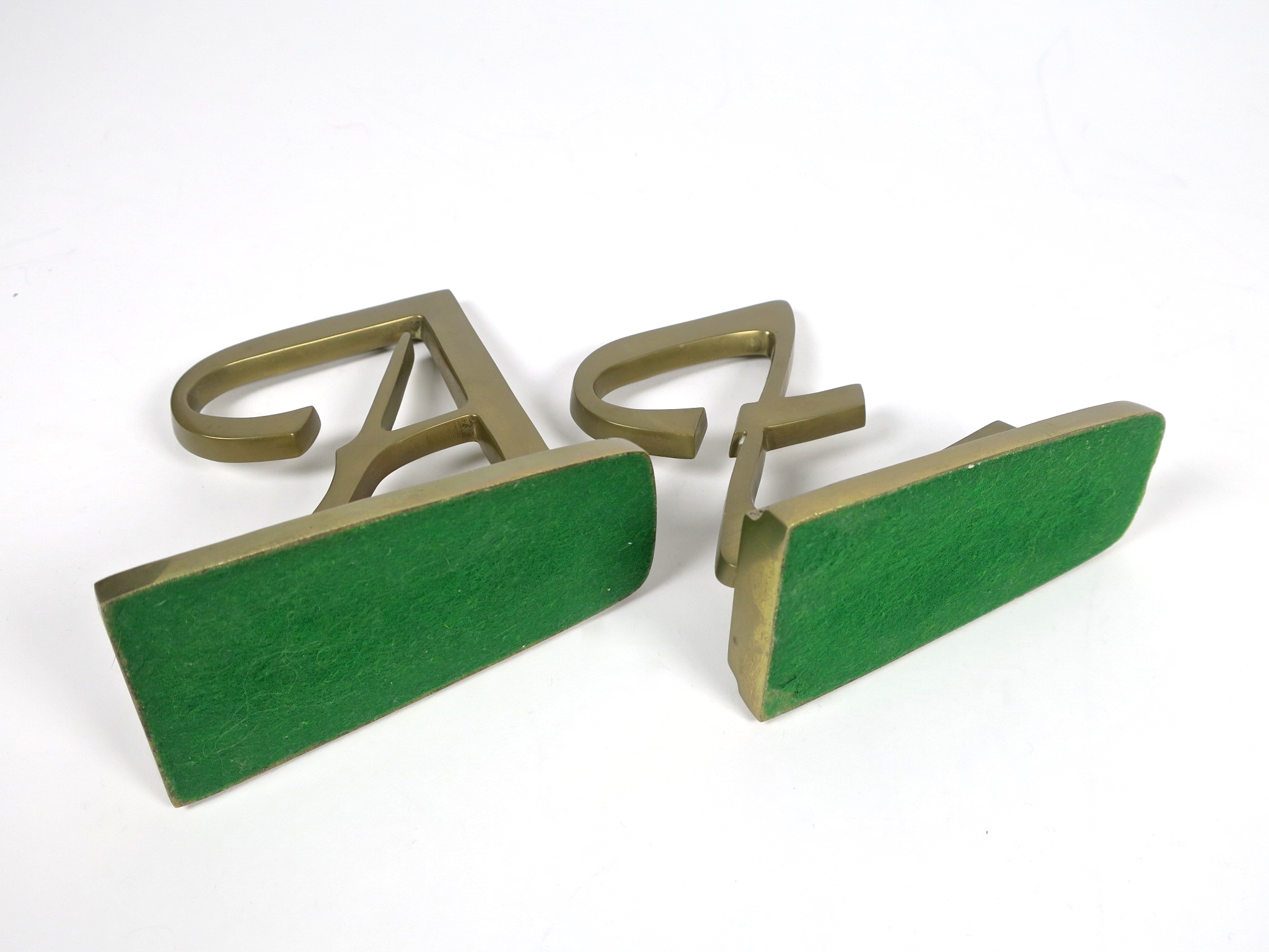 Typographie buchstützen brass gold messing buchstaben geschenk kaufmuseum heikebruchhausen bookend midcentury design