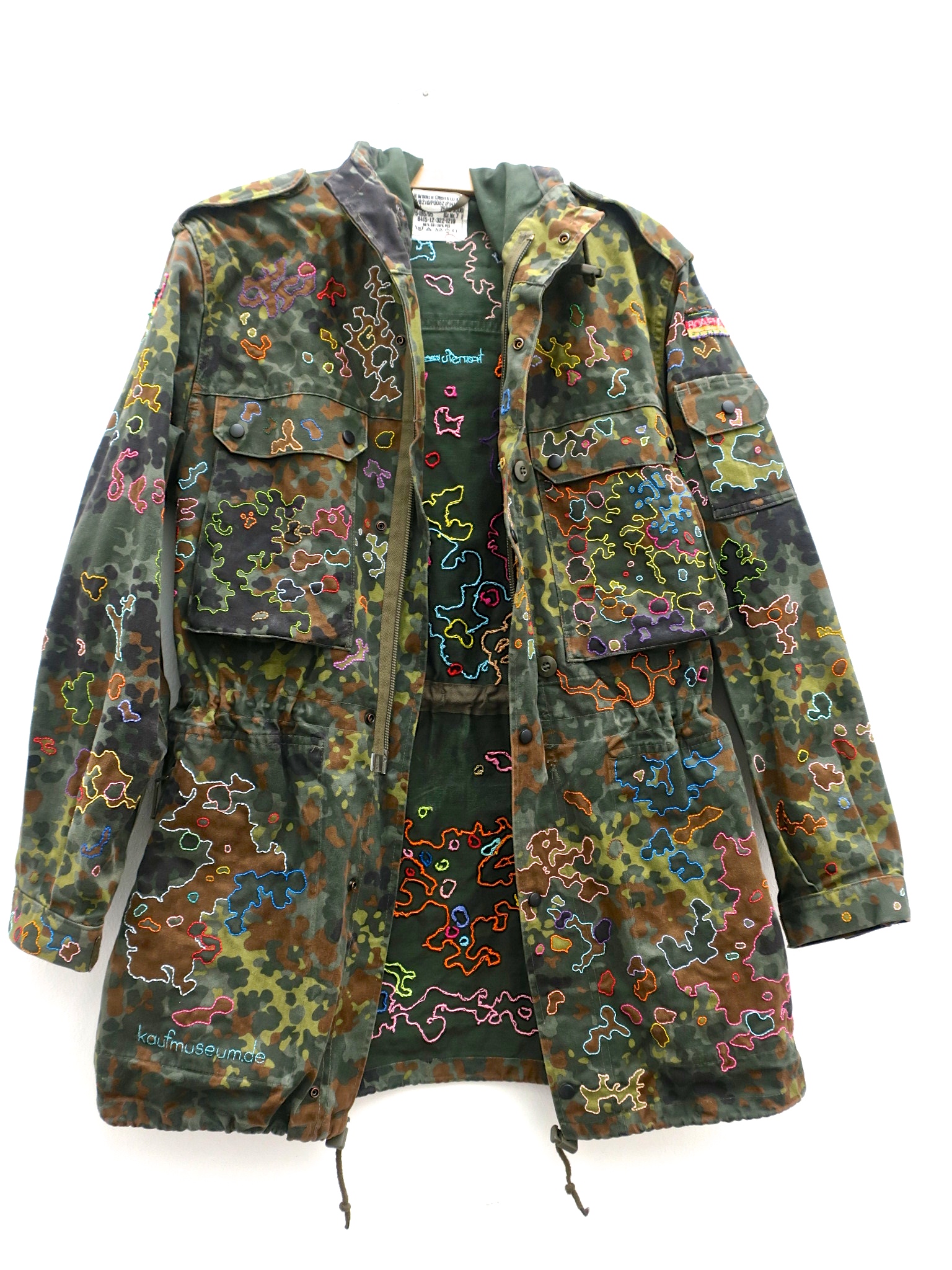 Camouflage Camo embroidery handgestickt parka olive ethicalfashion slowfashion slowshopping kaufmuseum eco öko Kamouflage tarnmuster combatparka tarnanzug military loveand peace boateng fußball