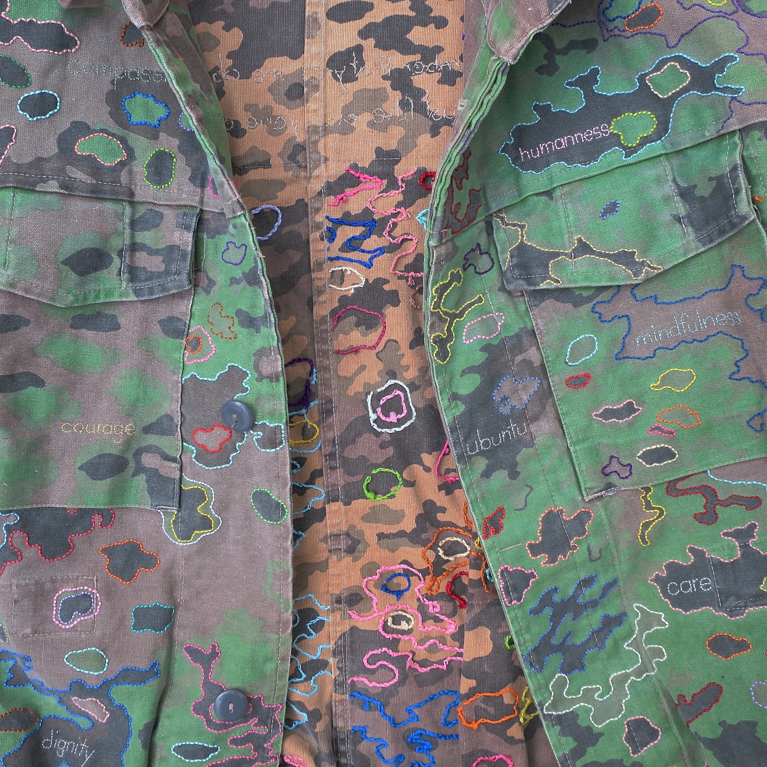 embroidery handgestickt camouflage camo military handembroidered peacekeeping eichenlaub tarnjacke bomberjacke peace ubuntu slowfashion crueltyfree sustainable statementfashion political fashion 