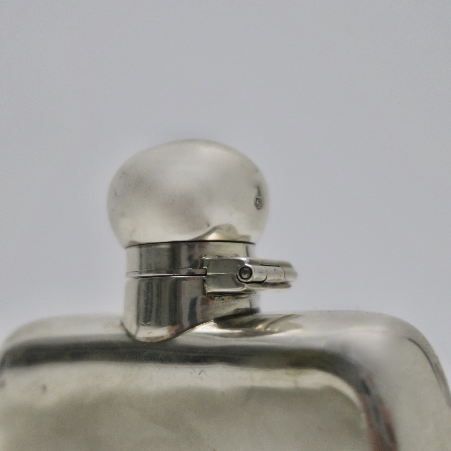 lund&blockley jamesdixon&sons silver silber sterling hipflask flachman männergeschenke giftsformen weihnachtsgeschenk schnaps designklassiker kaufmuseum interiordetail
