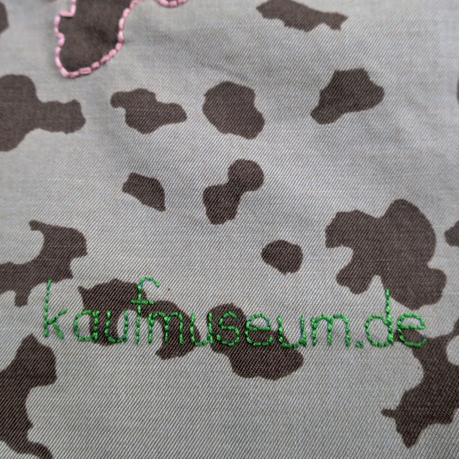 camouflage kaufmuseum München ökofashion ethicalfashion fairfashion slowfashion statement embroidery handgestickt ethical militärjacken camo kamouflage