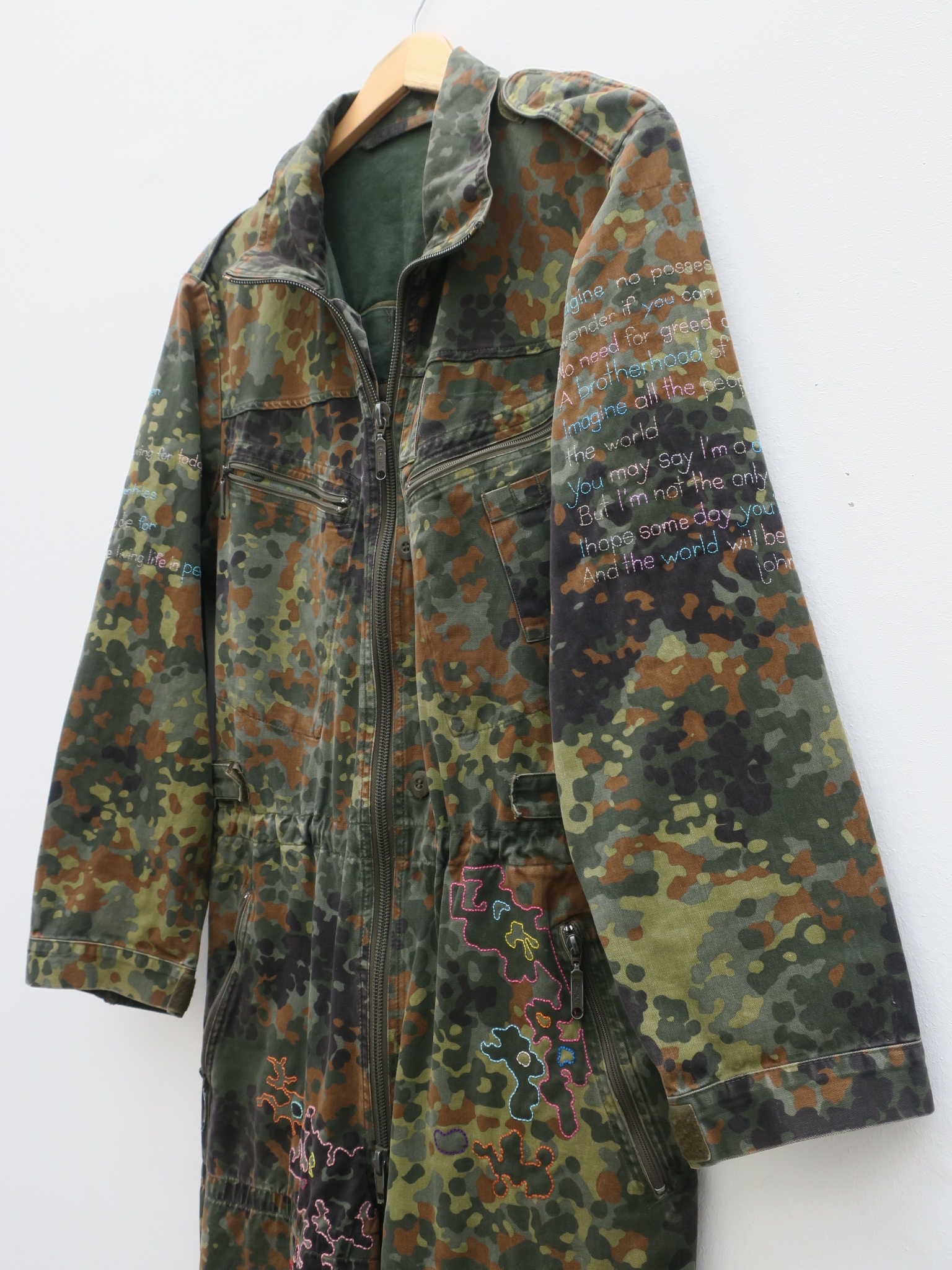 imagine johnlennon statementparka kamouflage camo camouflage slowfashion fairfashion crueltryfree loveandpeace kaufmuseum embroidery handgestickt stickereifriedensbewegung peacemovement