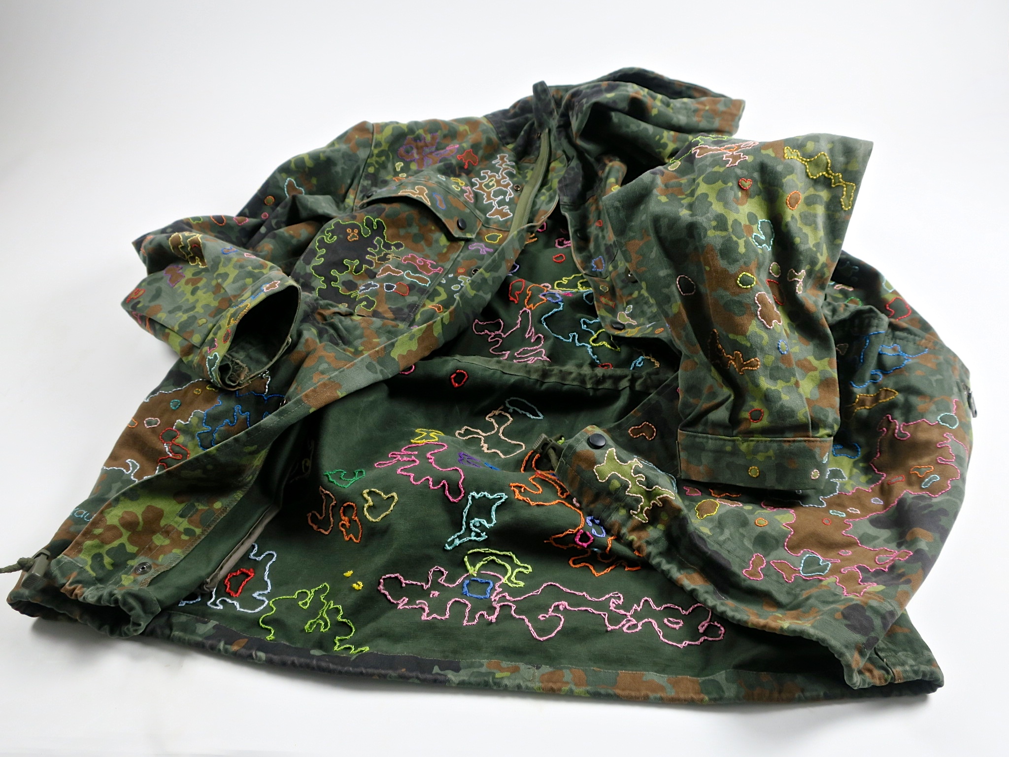Camouflage Camo embroidery handgestickt parka olive ethicalfashion gauland afd slowfashion slowshopping kaufmuseum eco öko Kamouflage tarnmuster combatparka tarnanzug military loveand peace boateng fußball