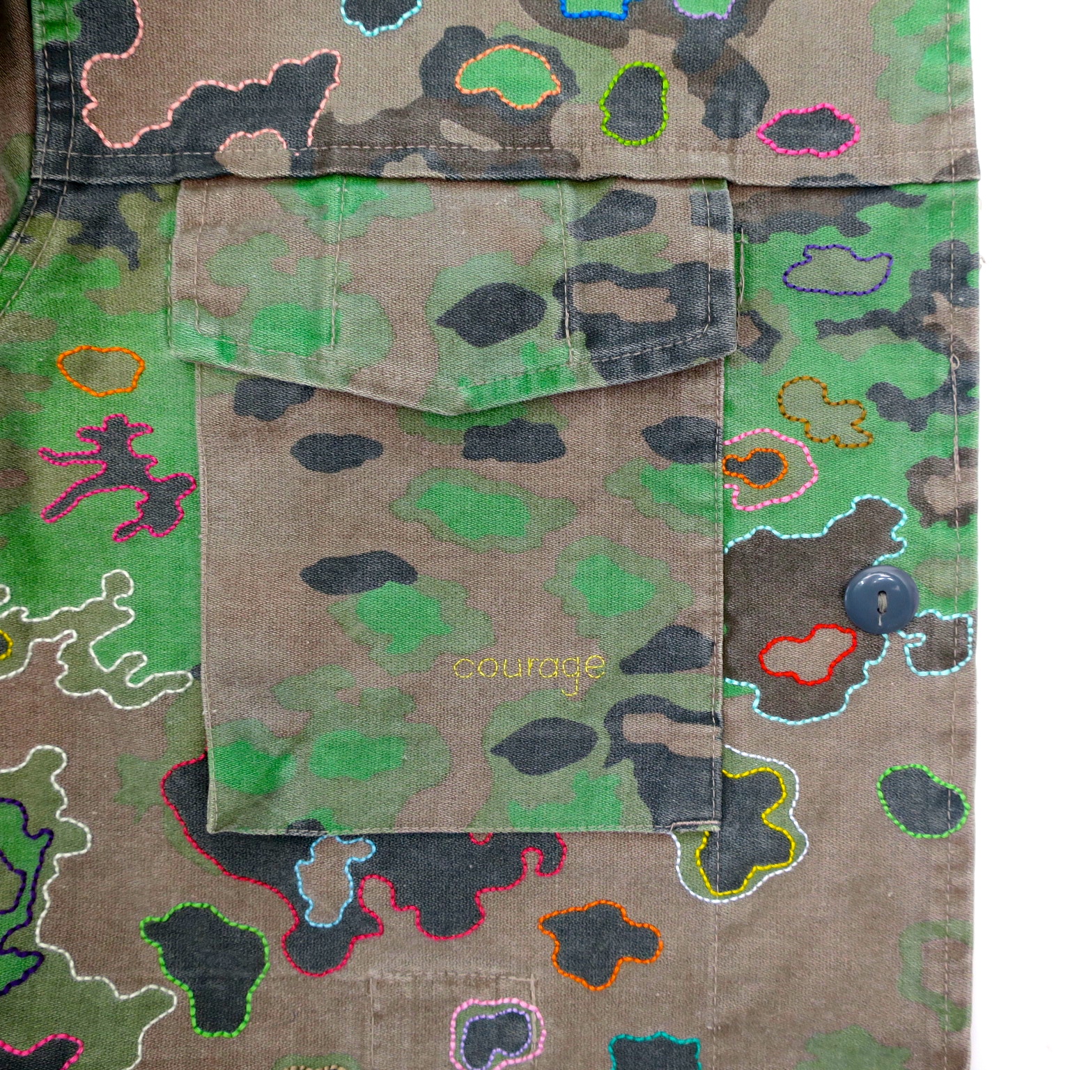 embroidery handgestickt camouflage camo military handembroidered peacekeeping eichenlaub tarnjacke bomberjacke peace ubuntu slowfashion crueltyfree sustainable statementfashion political fashion 