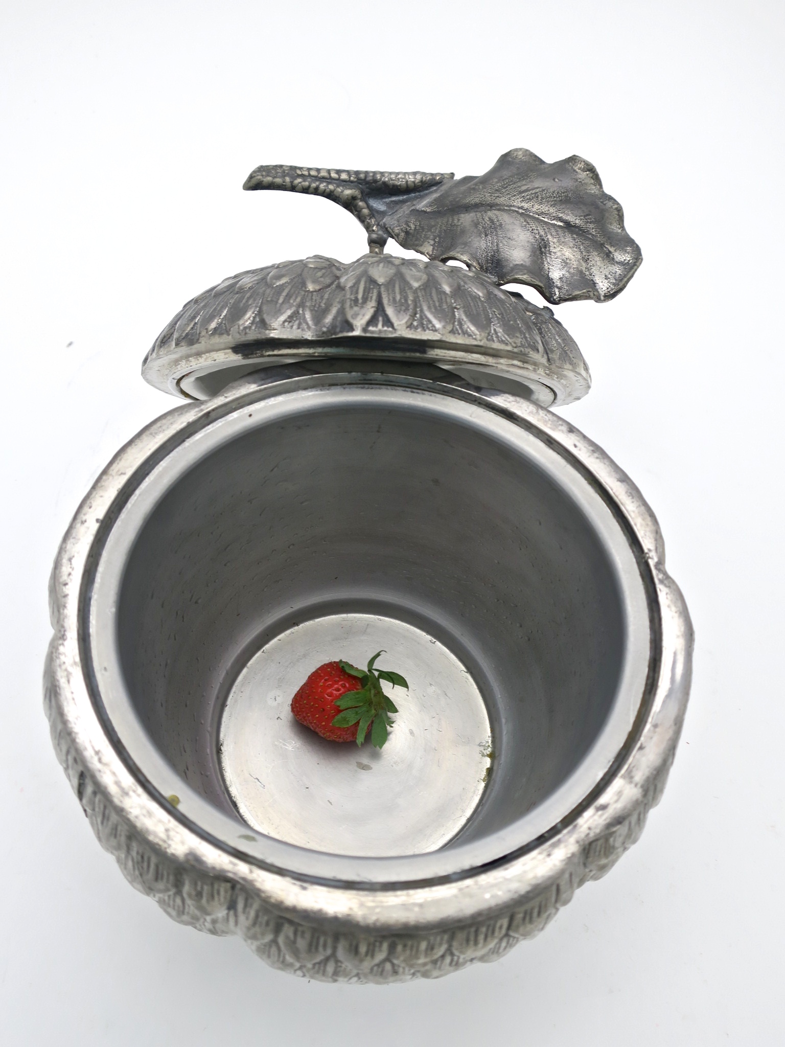 mauromanetti erdbeere strawberry kaufmuseum icebucket hollywood interior geschenke eisbehälter inneneinrichtung midcentury midmos seventies sixties vintage