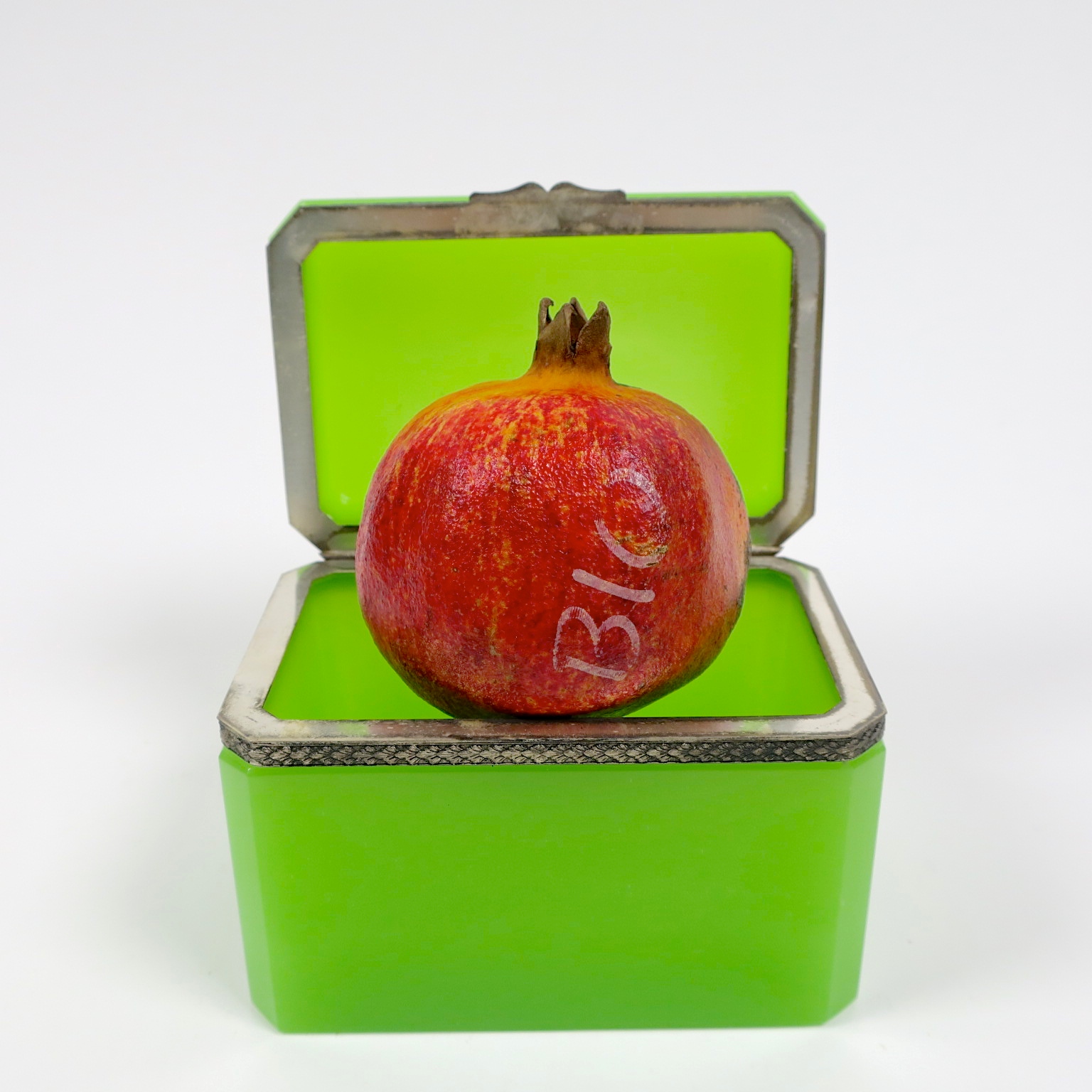 zuckerdose esmerald granatapfel geschenke münchen trinketbox ormulo schatztruhe glasdose interiordetail antik design hochzeit hochzeitsgeschenk verlobungsgeschenk kaufmuseum