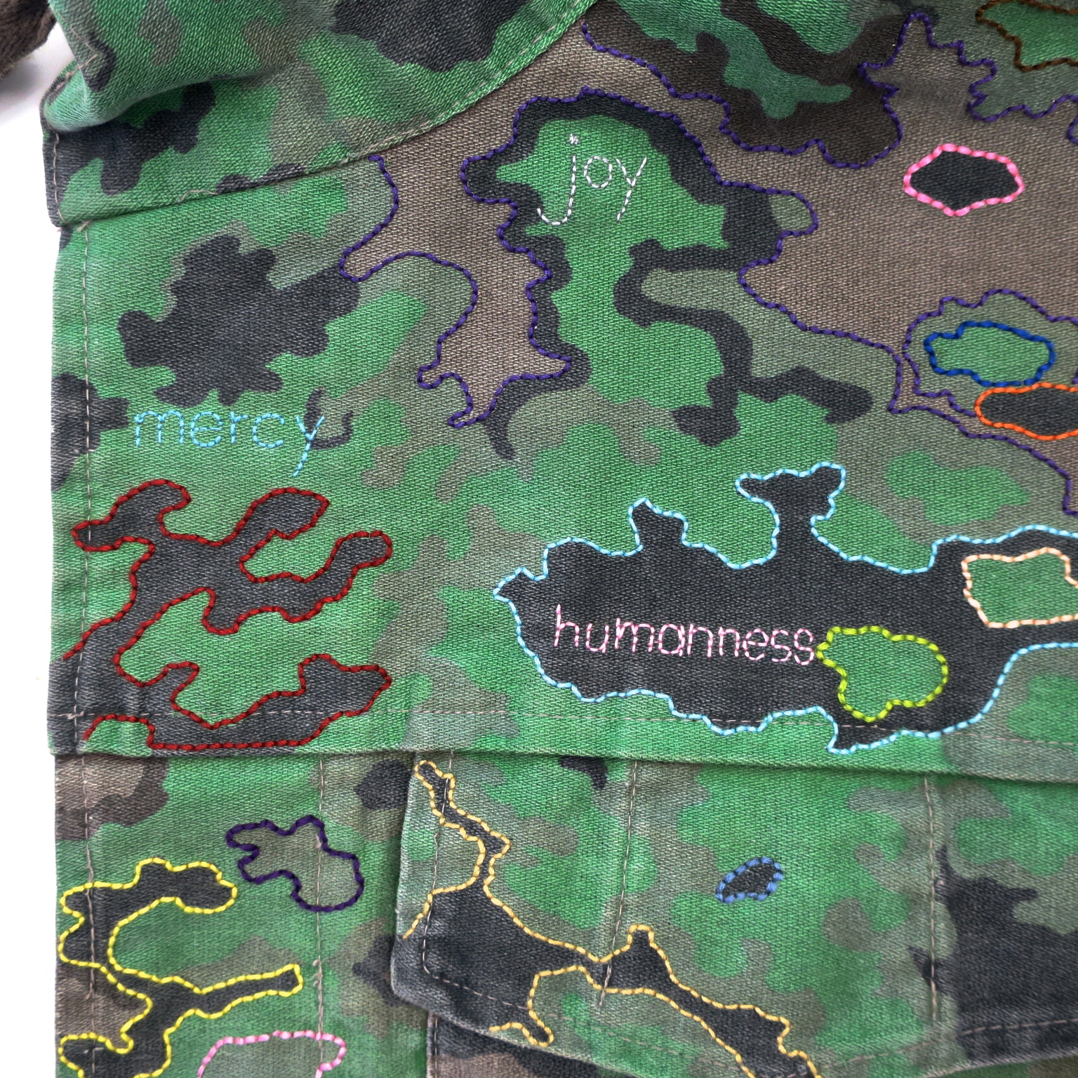embroidery handgestickt camouflage camo military handembroidered peacekeeping eichenlaub tarnjacke bomberjacke peace ubuntu slowfashion crueltyfree sustainable statementfashion political fashion 