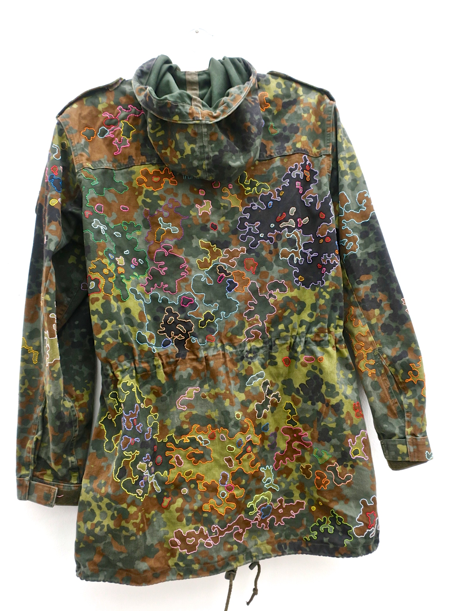 Camouflage Camo embroidery handgestickt parka gauland afd olive ethicalfashion slowfashion slowshopping kaufmuseum eco öko Kamouflage tarnmuster combatparka tarnanzug military loveand peace boateng fußball