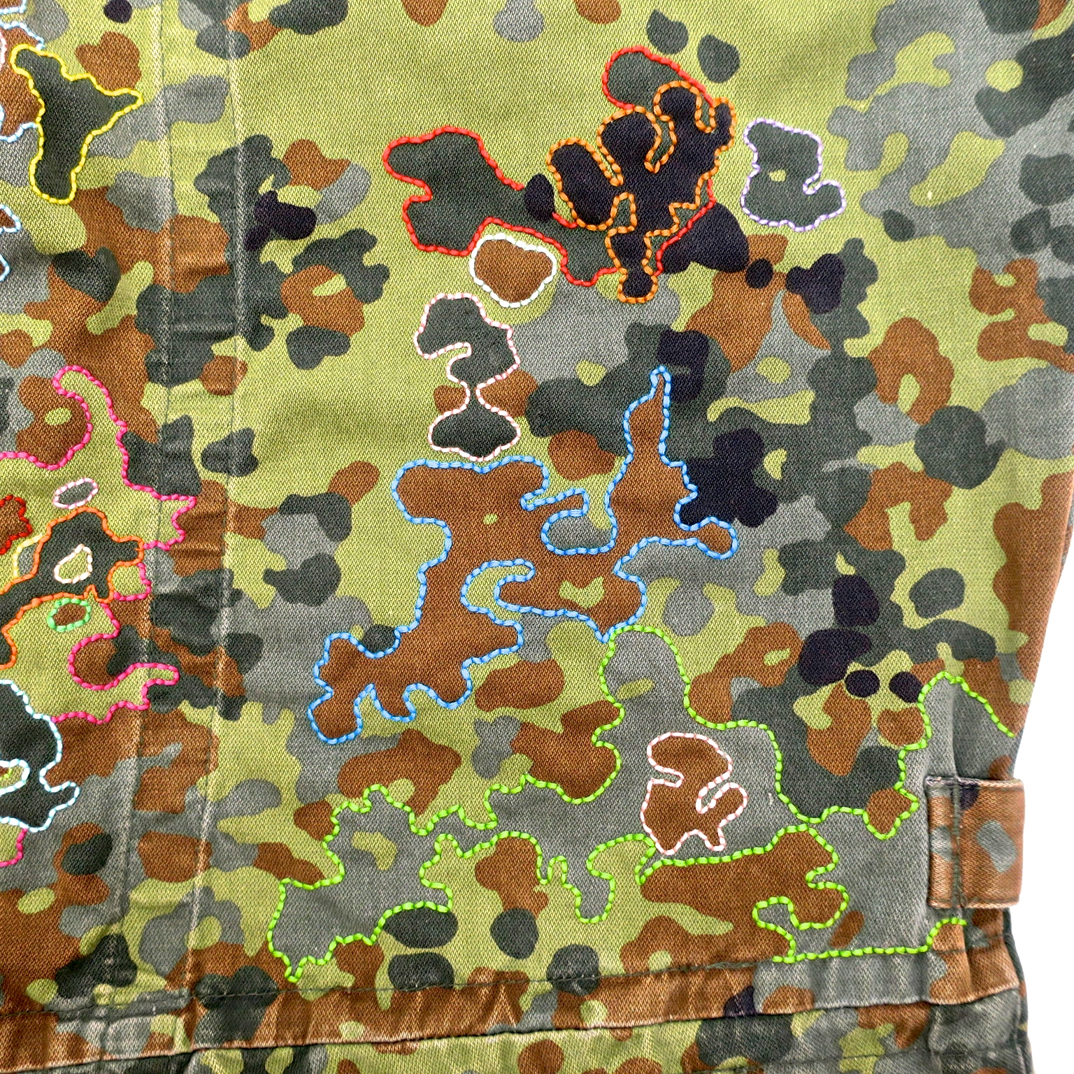 imagine johnlennon statementparka kamouflage camo camouflage slowfashion fairfashion crueltryfree loveandpeace kaufmuseum embroidery handgestickt stickereifriedensbewegung peacemovement