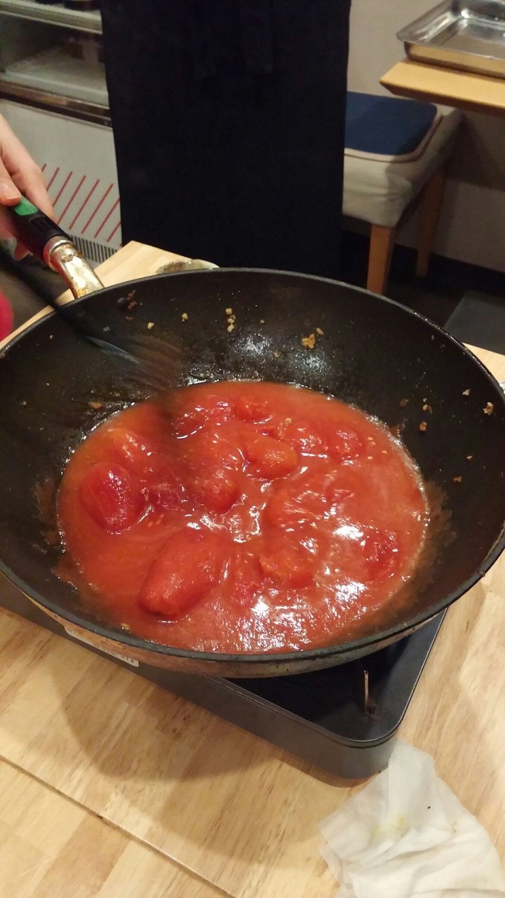 ホールトマト煮込み中♪