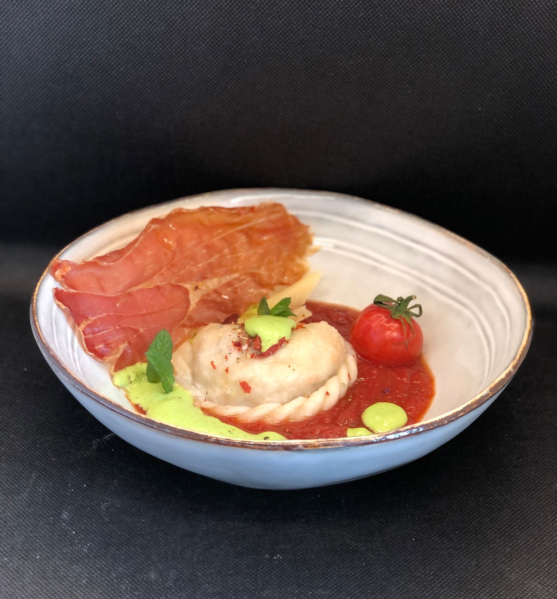 Lasagne-Krendulini mit geschmorter Tomatensauce, Erbsenschaum, knusprigem Prosciutto 