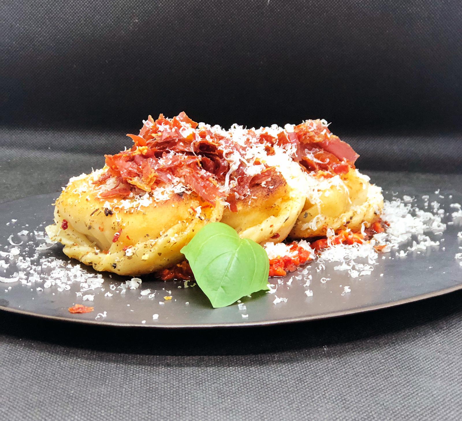 angebratene Lasagne-Krendulini auf Tomatenpesto crispy Vulcano Schinken und Parmesan
