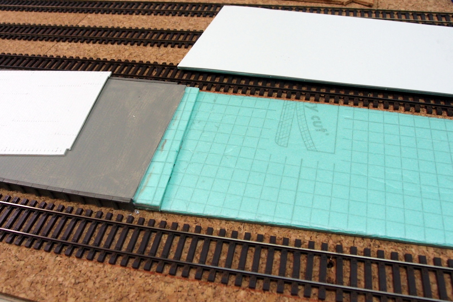 Bahnsteig aufgefüllt mit Dämmaterial und Pflasterung aus geprägtem Karton