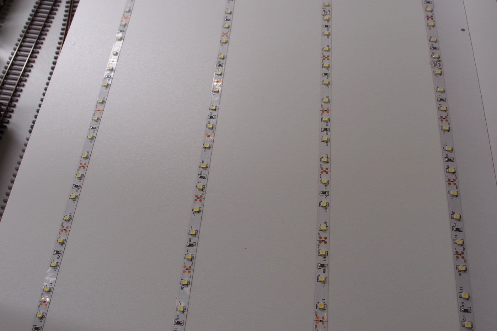 LED-Streifen mit doppelseitigem Klebeband befestigt