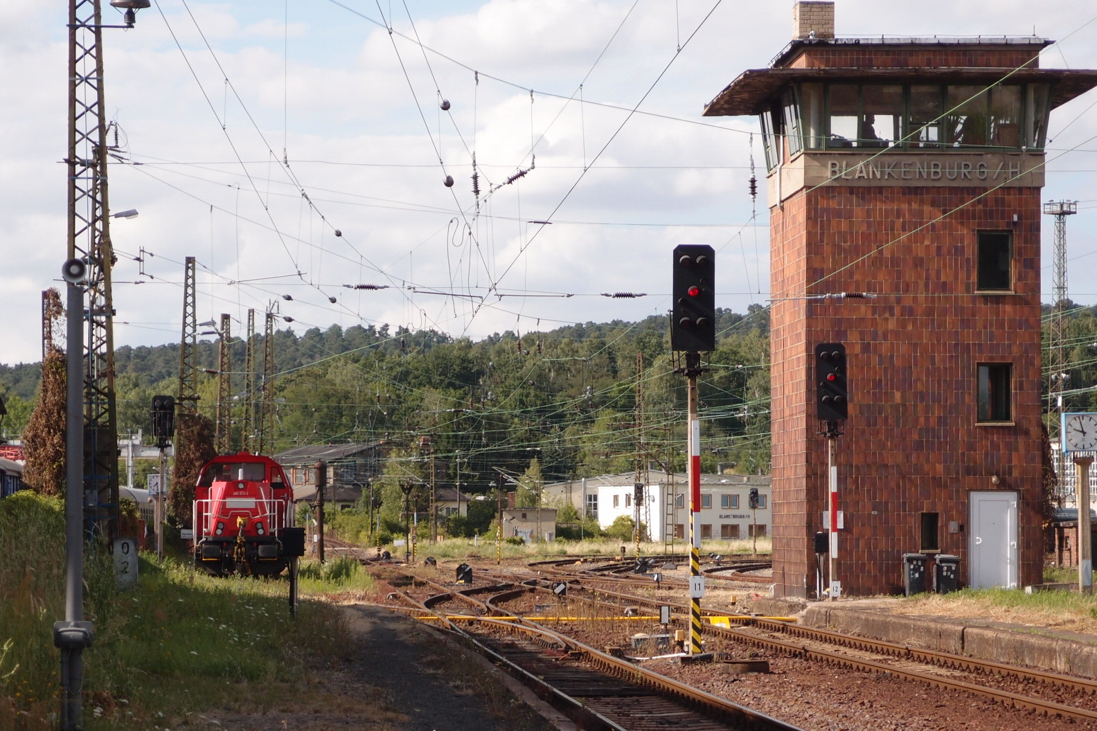 Blankenburg mit Stellwerk und modernen Dieselloks