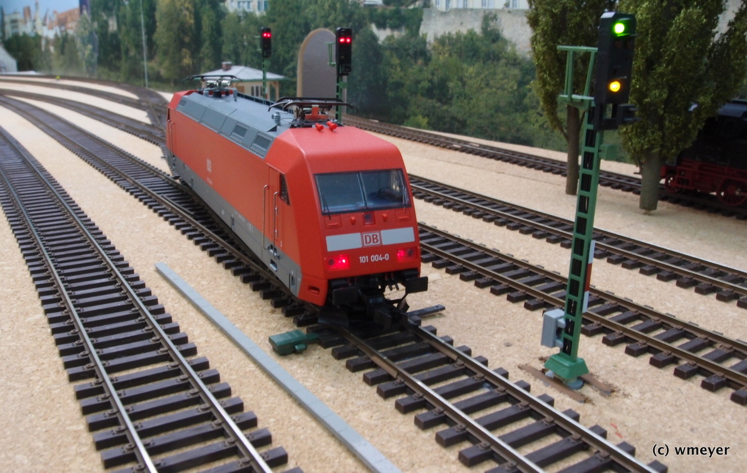 Moderne Bahn mit LIchtsignal