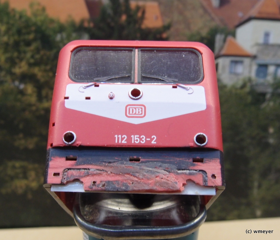 Lokrahmen mit sichtbaren Schäden/Ausbrüchen und bereits hinterklebter Polystyrolplatte