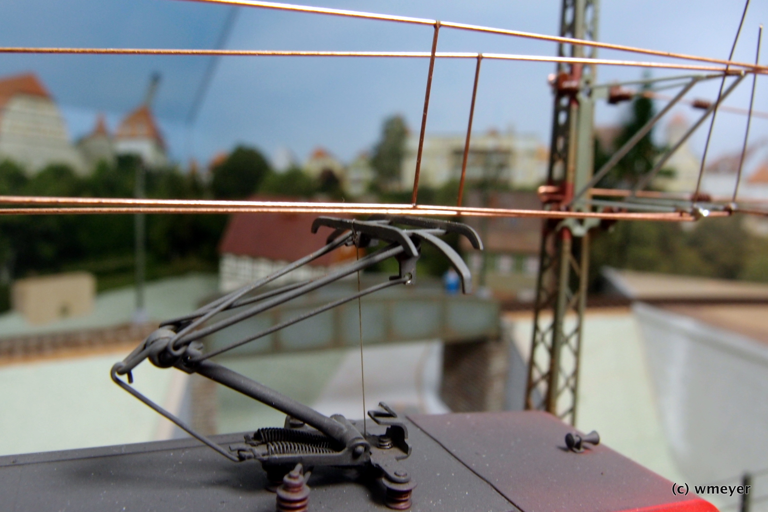 So passt es! Pantograph 1mm unter Fahrdraht