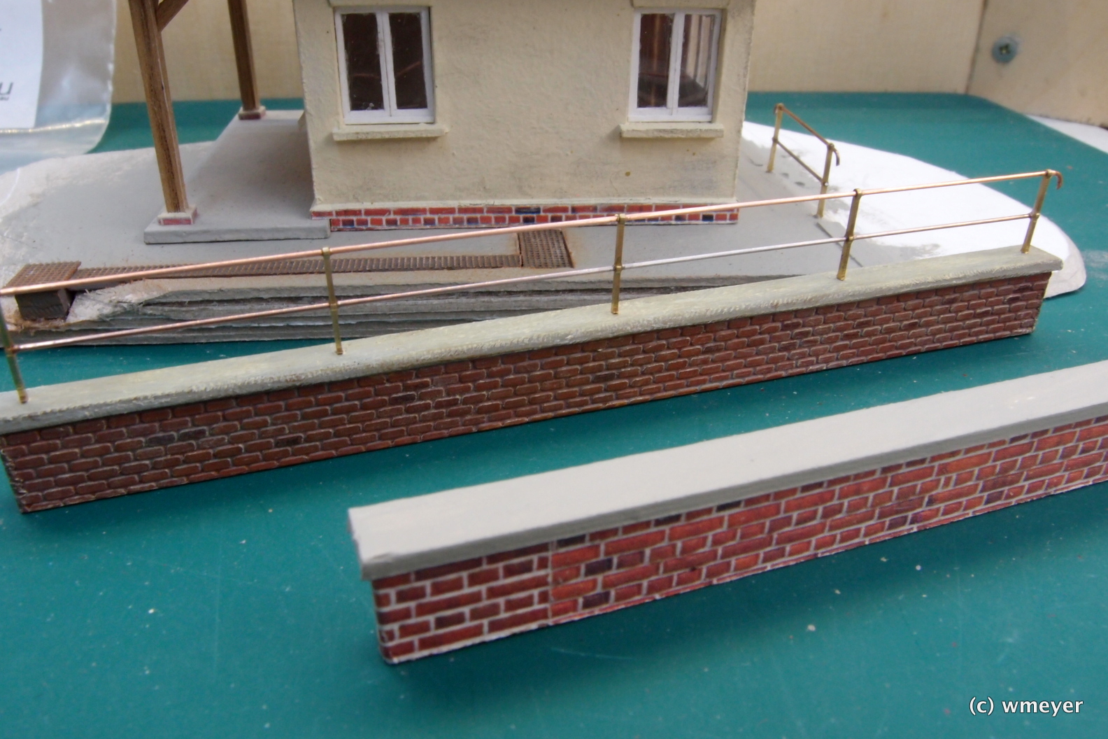 Die Mauer aus Kunststoffplatten gefällt mir besser als Mauerkarton