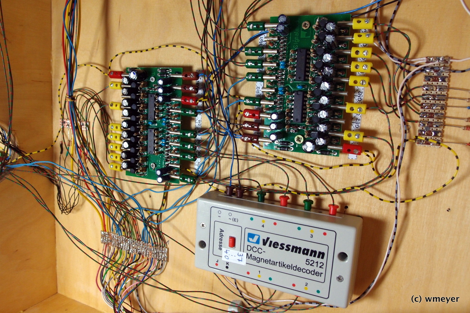 Magnetartikeldecoder, Signalsteuerbausteine und jede Menge Kabel