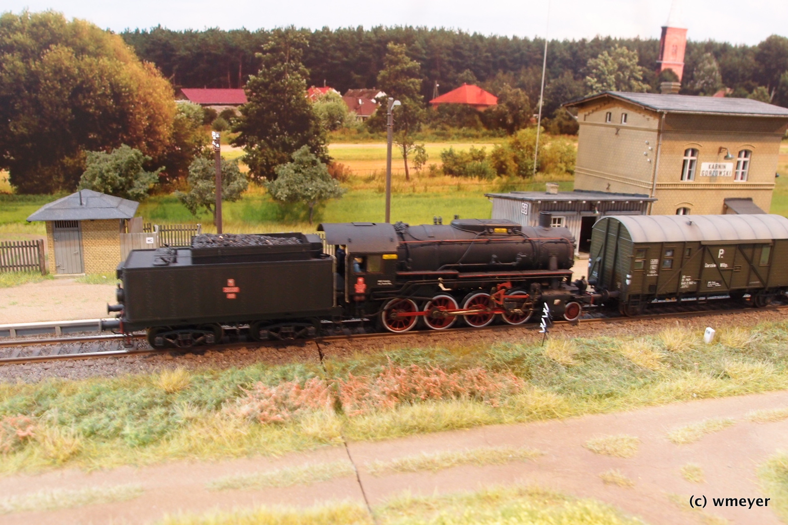 Mein Favorit: polnischer Bahnhof mit einer Weiche und viel Landschaft