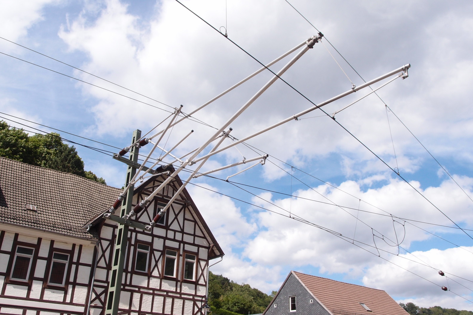 Detail Ausleger am Oberleitungsmast