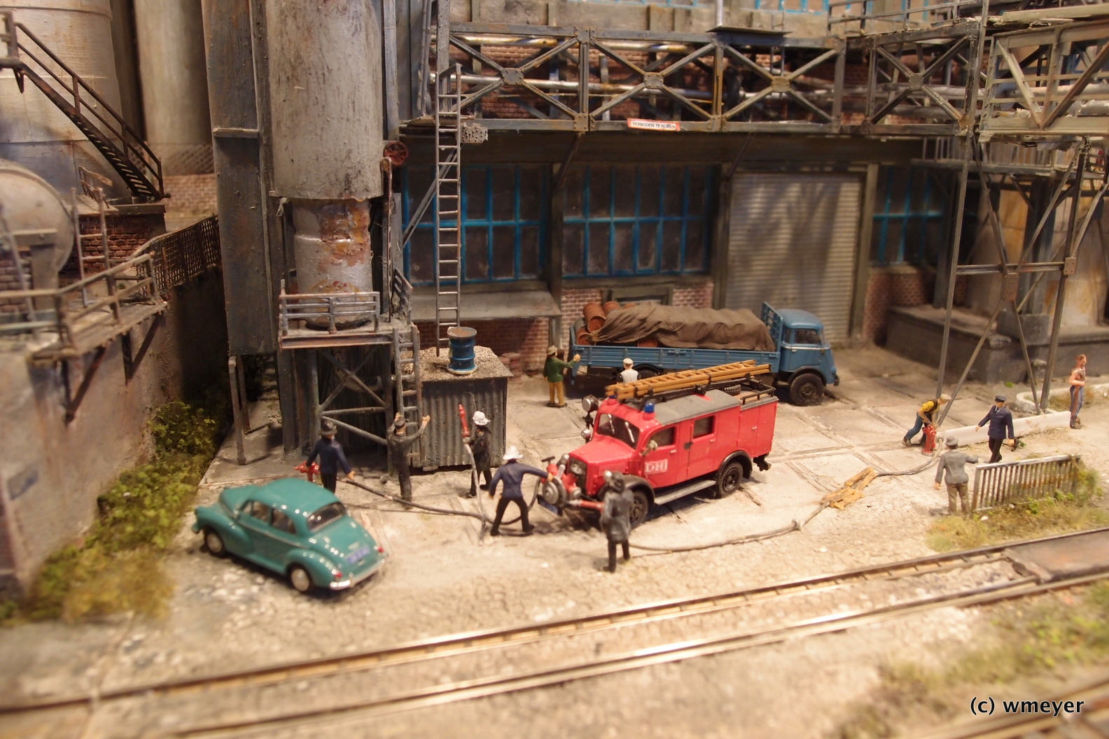 Industrieanlage mit vielen Details von Henk Wust in h0