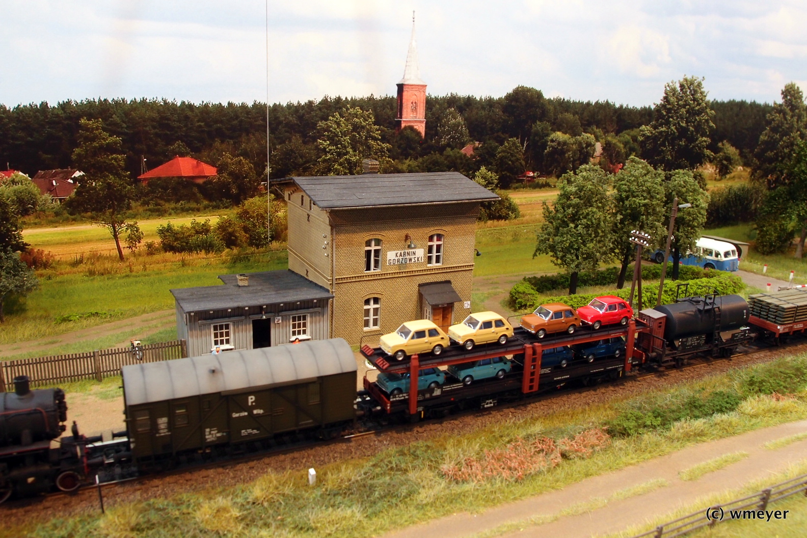 Mein Favorit: polnischer Bahnhof mit einer Weiche und viel Landschaft