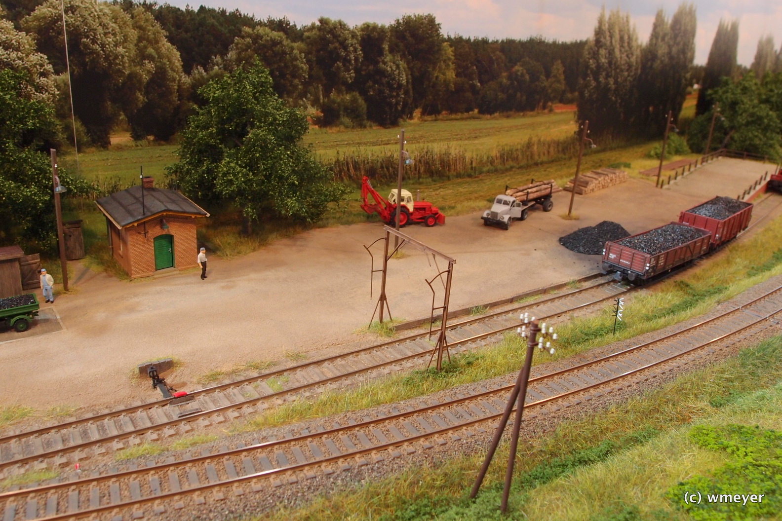 Mein Favorit: polnischer Bahnhof mit einer Weiche und viel Landschaft