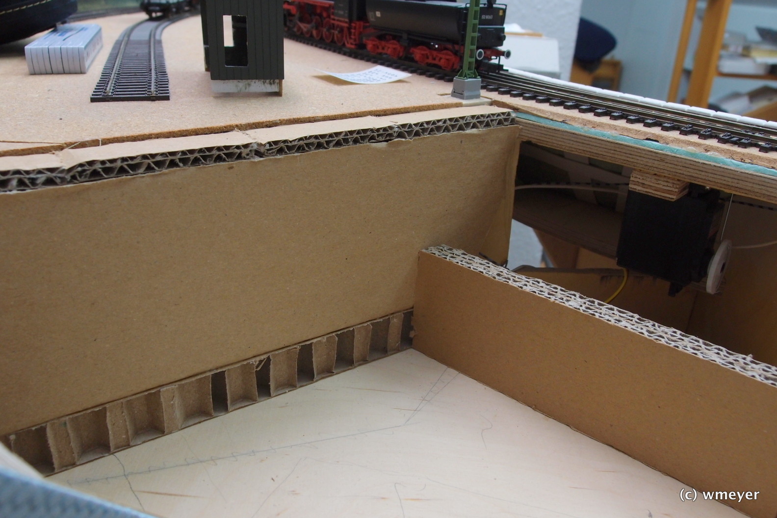 Dicker Wellkarton/Verpackungsmaterial als Landschaftsgrundlage
