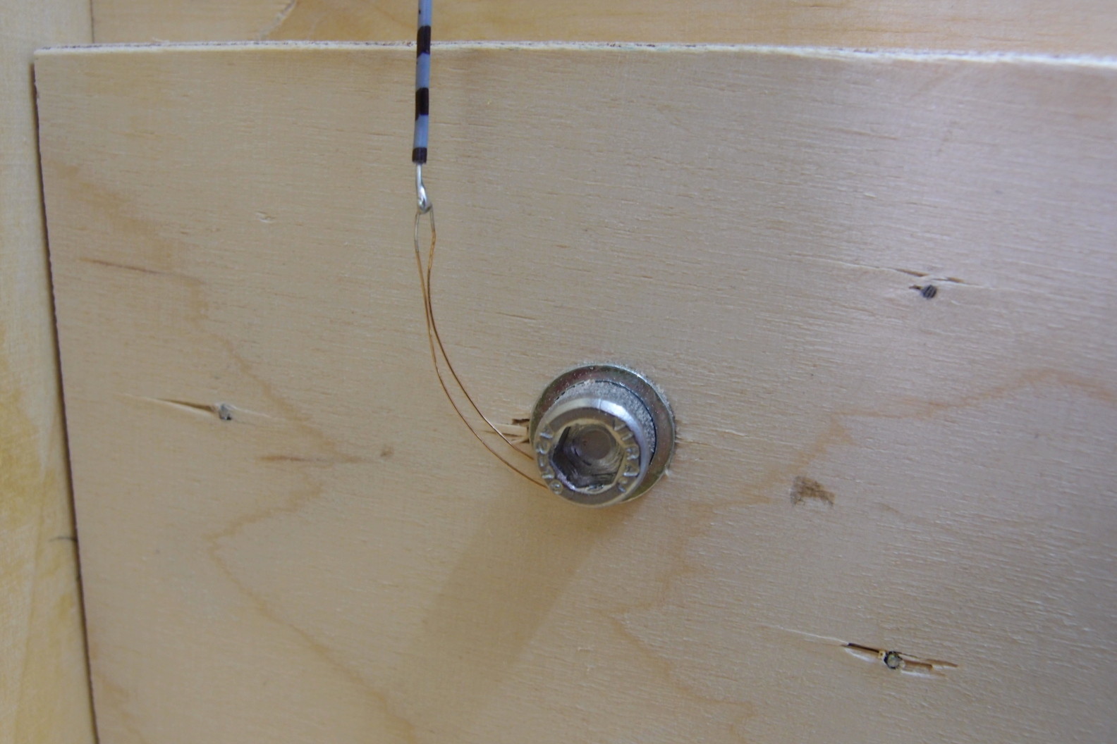 Einfache Stromübertragung durch 0,3 mm Federbronzedraht und Verbindungsschrauben