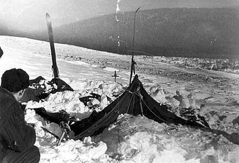 Das zerstörte Zelt, wie es der Suchtrupp am 26. Februar 1959 fand. (Quelle: Wikipedia)