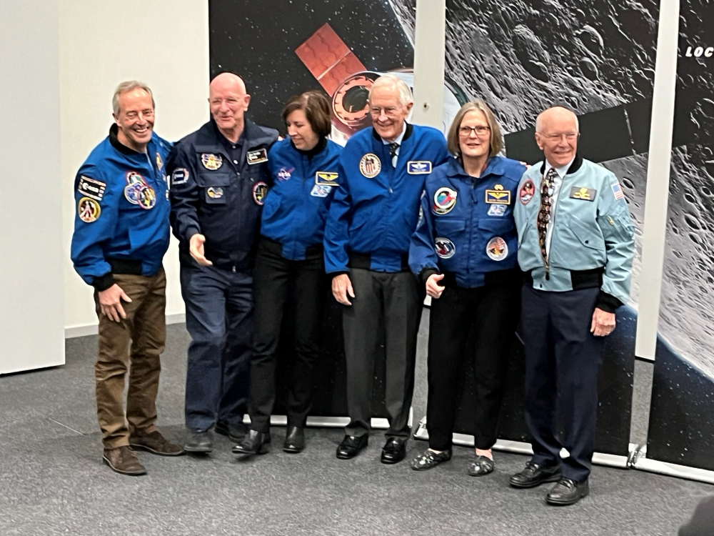 Autograph Jean-Francois Clervoy, Claude Nicollier, Ellen Ochoa, Charlie Duke, Kathy Sullivan, Gerry Griffin