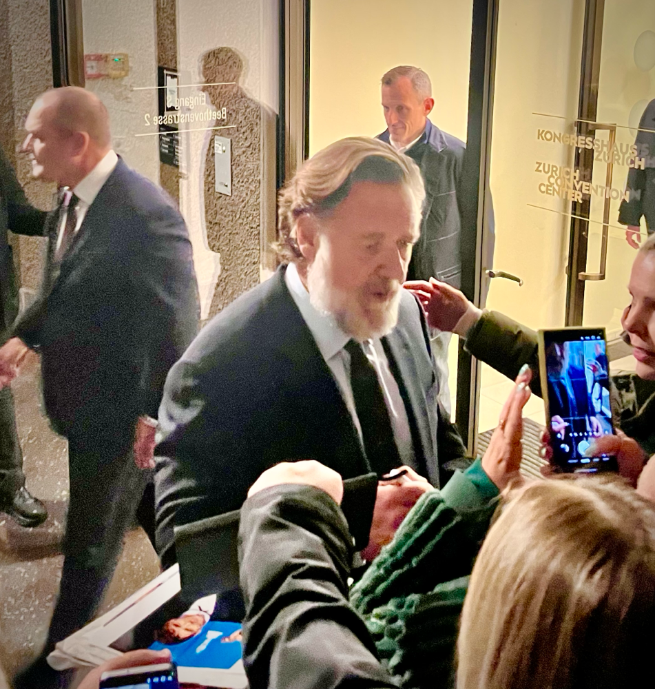 Russell Crowe signing after receiving his lifetime award at the Zurich Film Festival 27.09.2025