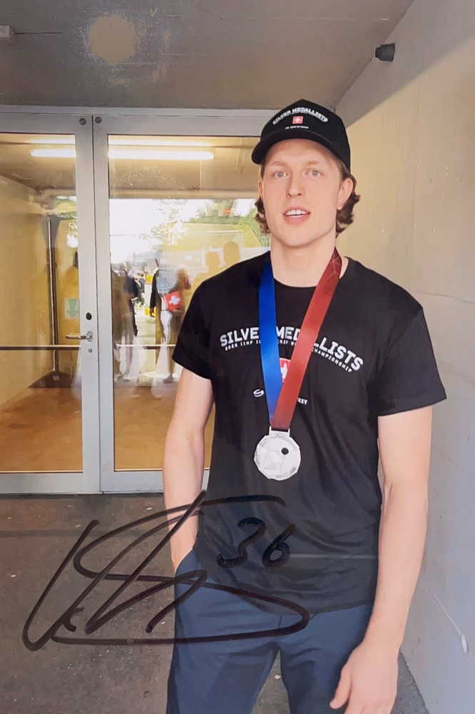 Simon Knak, HC Davos, drafted by the Nashville Predators, Silver Medal World Championship 2024, Spengler Cup, Picture taken at team reception, Autograph by Mail