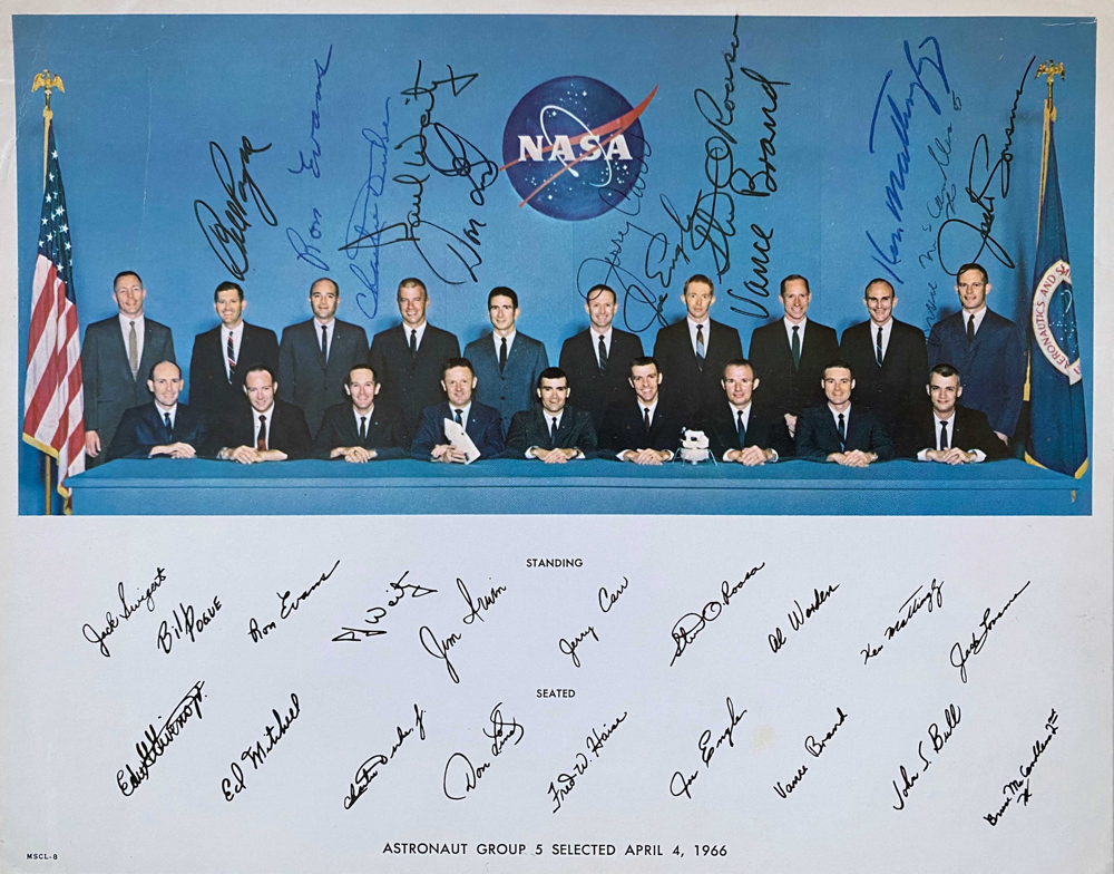 NASA Photo of the Apollo Astronauts Group 5 1966 signed by 12 (Bill Pogue, Ron Evans, Charlie Duke, Paul Weitz, Don Lind, Jerry Carr, Joe Engle, Stuart Roosa, Vance Brand, Ken Mattingly, Bruce McCandless, Jack Lousma), bought with COA, Foto courtesy of NASA