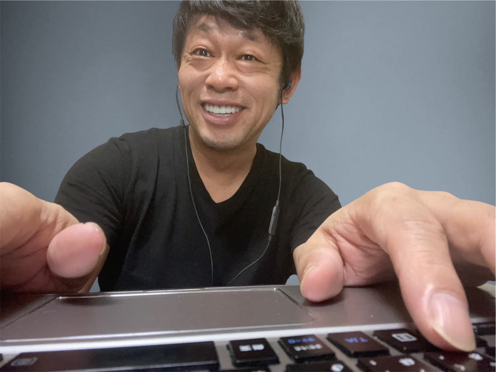東京・台東区発！全国対応オンライン英会話・英語塾HGLOBEの講師Hitoshiがオンラインレッスンを活き活きとしている様子