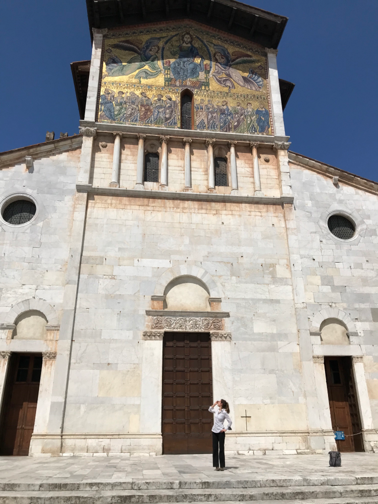 Vor der Kirche San Frediano in Lucca