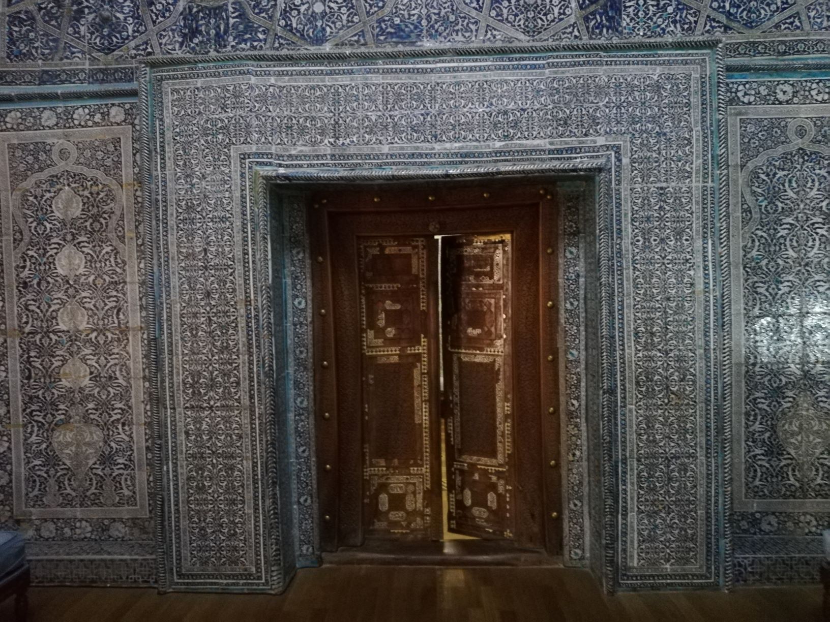Puerta taraceada de marfil del mausoleo de Pahlavan M.