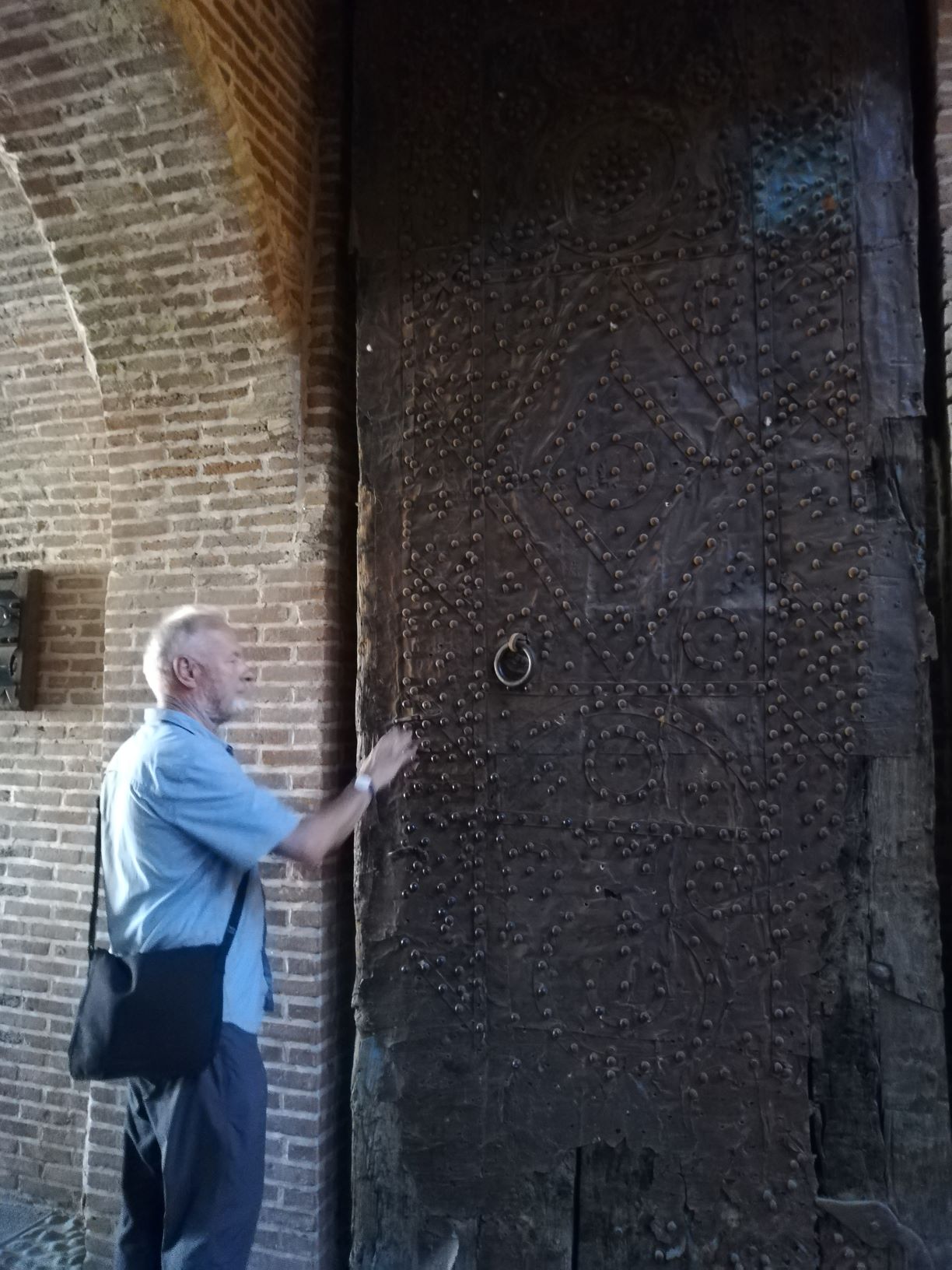 Willi delante de una de las puertas del bazar