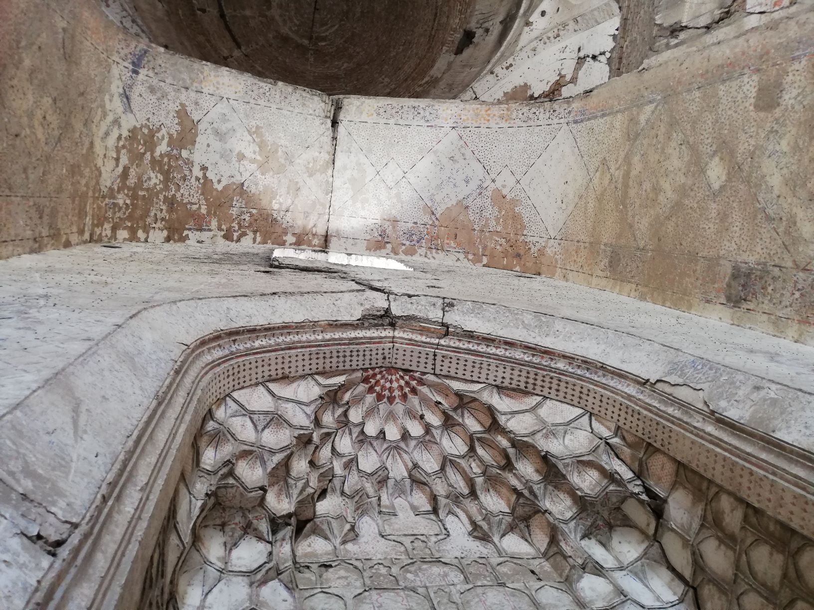 detalle del nicho de oración y de la cúpula desde el interior