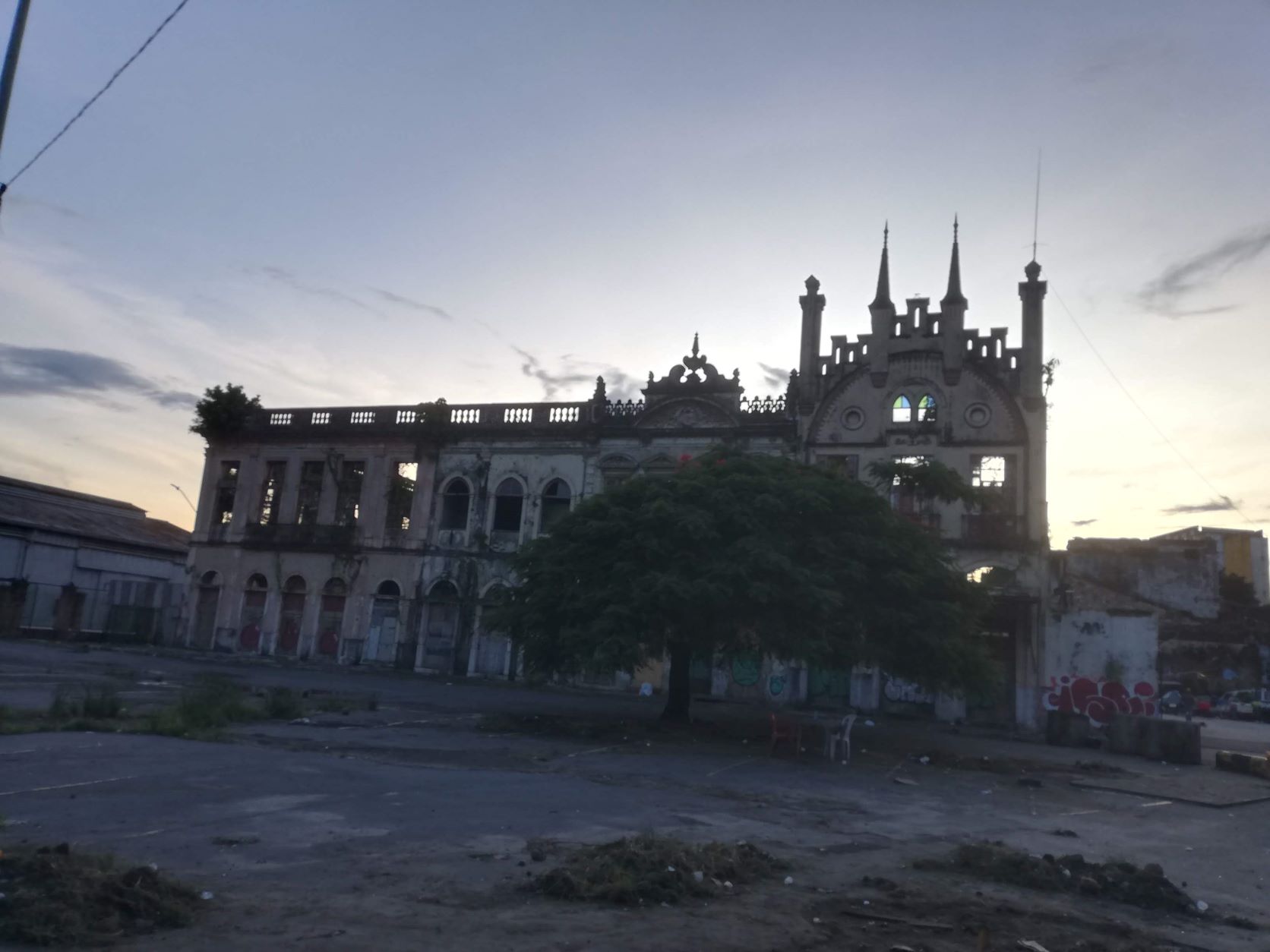 Antiguas dependencias portuarias (actualmente solo fachada)