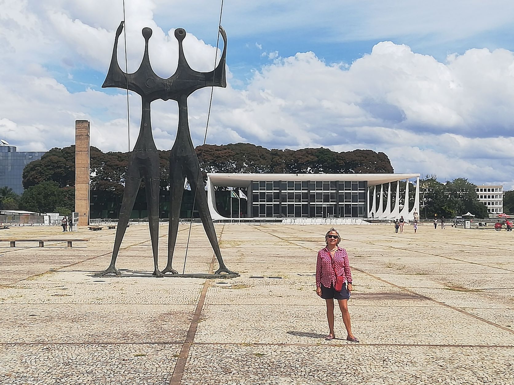Junto al monumento a los "Candangos" (nordestinos) que construyeron Brasília