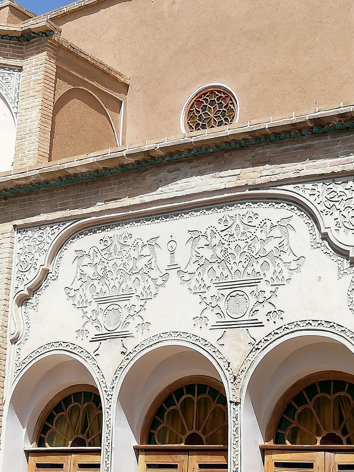 detalle de uno de los patios (arriba puedes apreciar la pared de adobe)