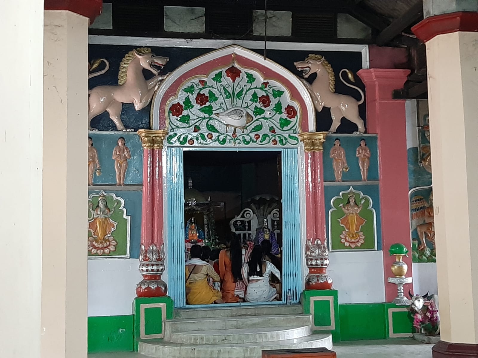una de las puerta de entrada al templo