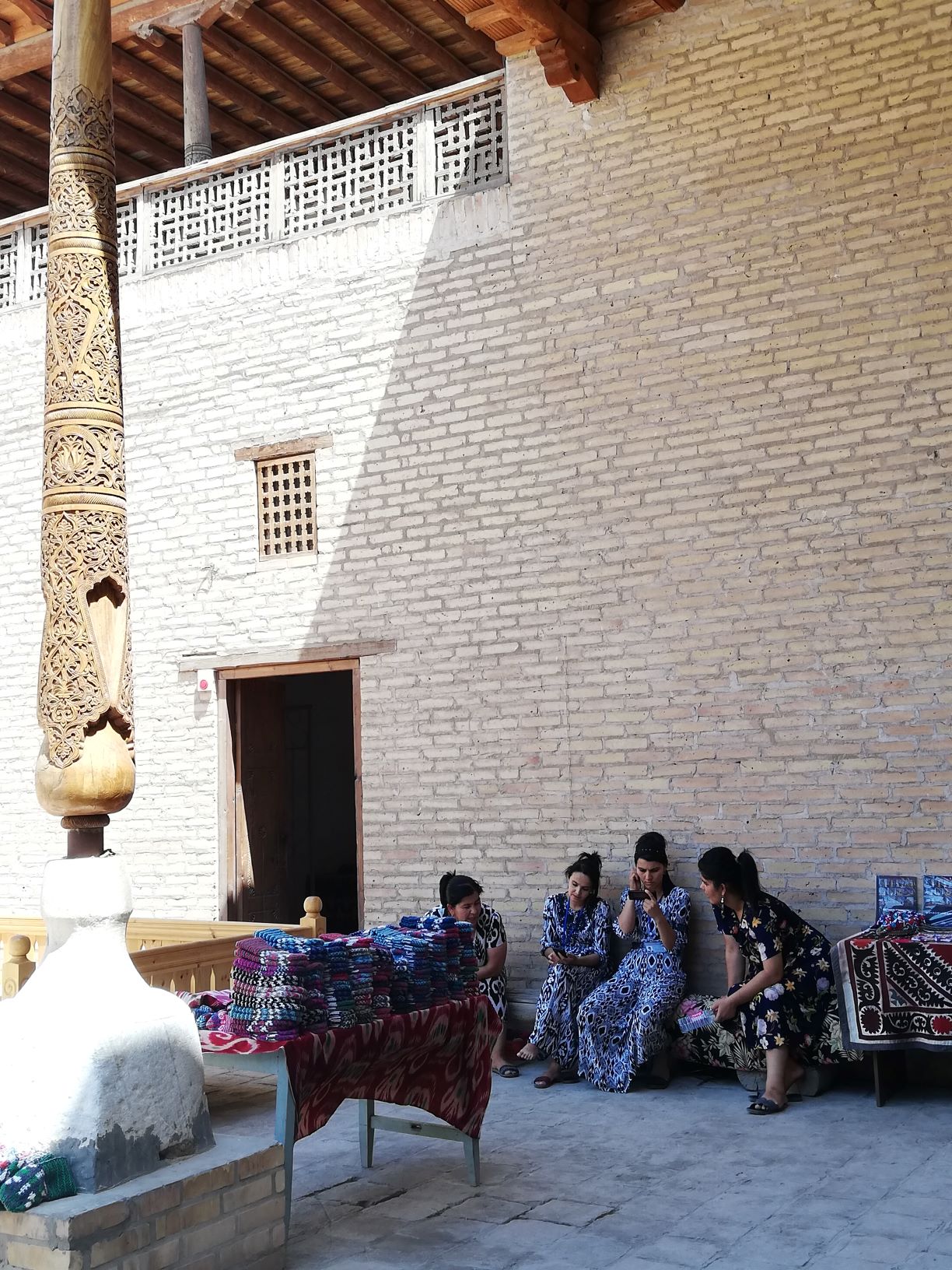 vendedoras y cuidadoras en el palacio del Khan