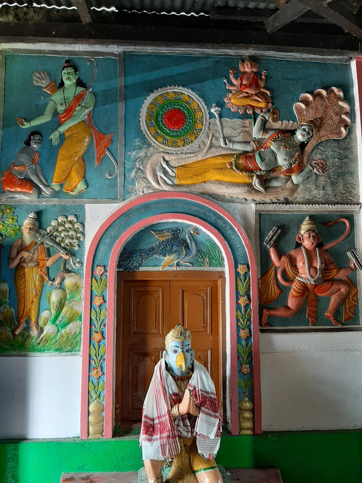 una de las puertas al templo interior